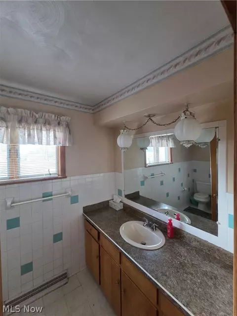 Bath - 636 Lincoln Ave, Struthers, OH 44471 photo 1 of 3