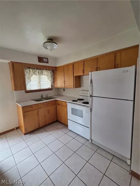 Kitchen - 636 Lincoln Ave, Struthers, OH 44471 photo 1 of 2