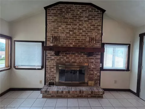 Living - 636 Lincoln Ave, Struthers, OH 44471 photo 3 of 3