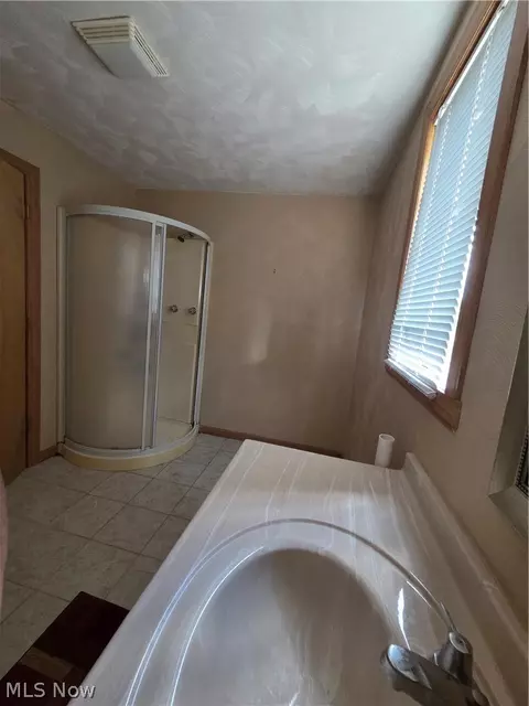 Bath - 636 Lincoln Ave, Struthers, OH 44471 photo 3 of 3