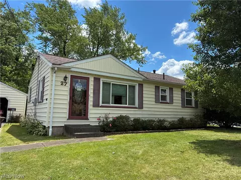 27 Woodland Dr, New Middletown, OH 44442