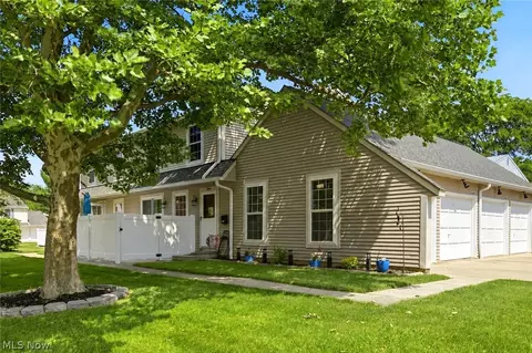 20468 Williamsburg Ct #208C, Middleburg Heights, OH 44130