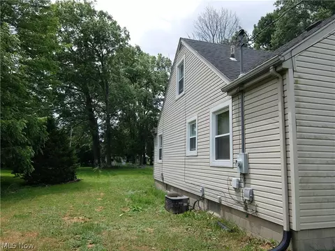 Exterior - 4022 Devon Dr SE, Warren, OH 44484 photo 3 of 6