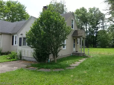 Exterior - 4022 Devon Dr SE, Warren, OH 44484 photo 4 of 6