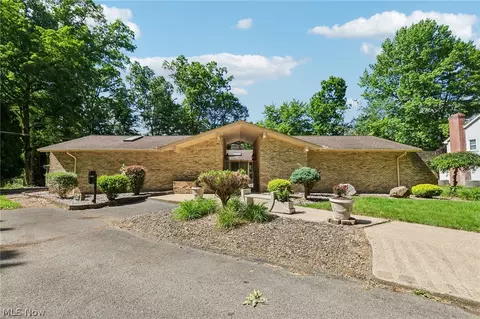 2141 Arms Dr, Girard, OH 44420