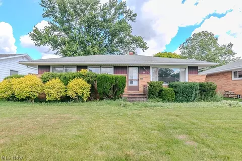 73 E Parkleigh Dr, Seven Hills, OH 44131