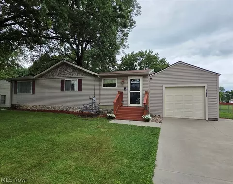 1341 Benton St, Barberton, OH 44203