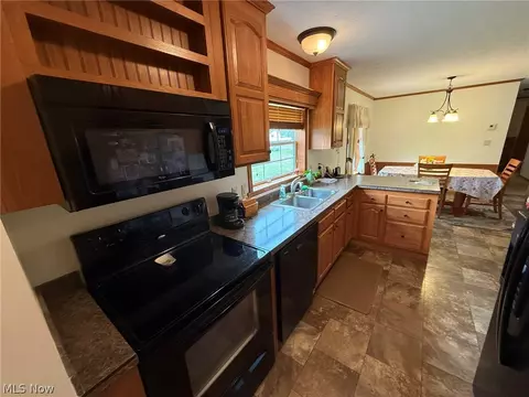 359 Saturn Dr, Dover, OH 44622 photo 7