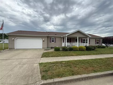359 Saturn Dr, Dover, OH 44622