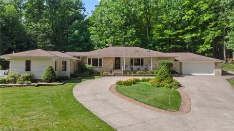 17525 Haskins Rd, Chagrin Falls, OH 44023