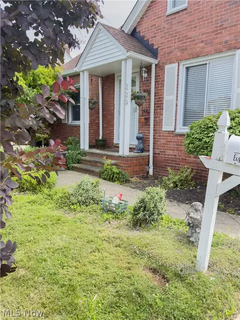 220 E 327th St, Willowick, OH 44095