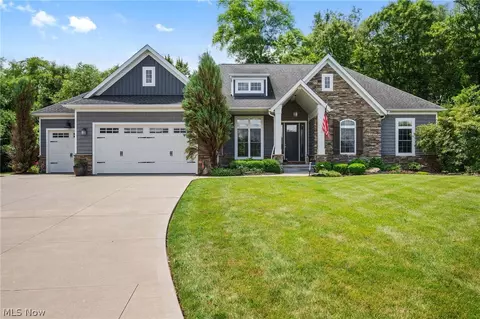 11819 Dorena Cir NW, Uniontown, OH 44685