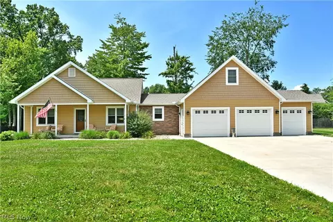 413 Maplewood Dr, Cortland, OH 44410