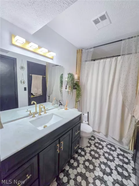 7493 Huntington Dr, Youngstown, OH 44512