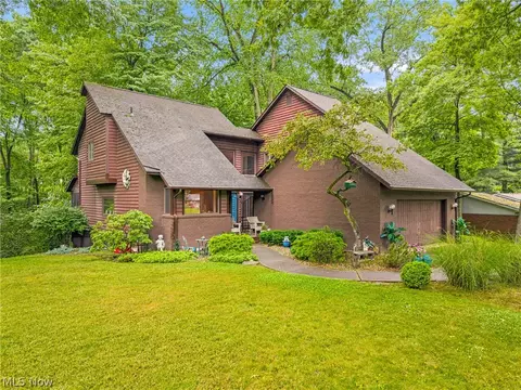 8810 Blossom Cir NW, Massillon, OH 44646