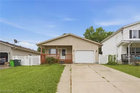 1094 Stratford St, Barberton, OH 44203