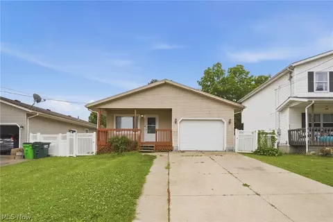 1094 Stratford St, Barberton, OH 44203