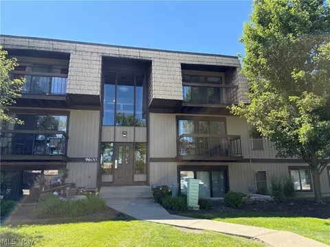9600 Cove Dr #B2, North Royalton, OH 44133