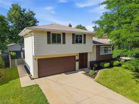 13610 Starlite Dr, Brook Park, OH 44142