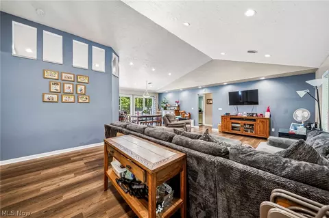 Entry Way - 3705 Shadyside Ave, Ashtabula, OH 44004 photo 1 of 2