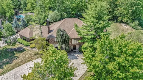 10 Woodburn Dr, Moreland Hills, OH 44022