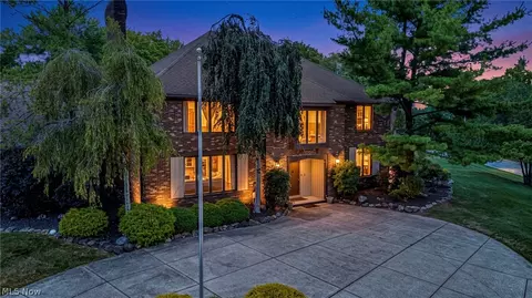 10 Woodburn Dr, Moreland Hills, OH 44022
