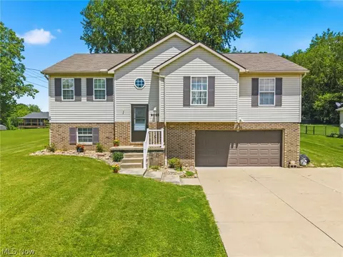 6055 Apple St, Louisville, OH 44641