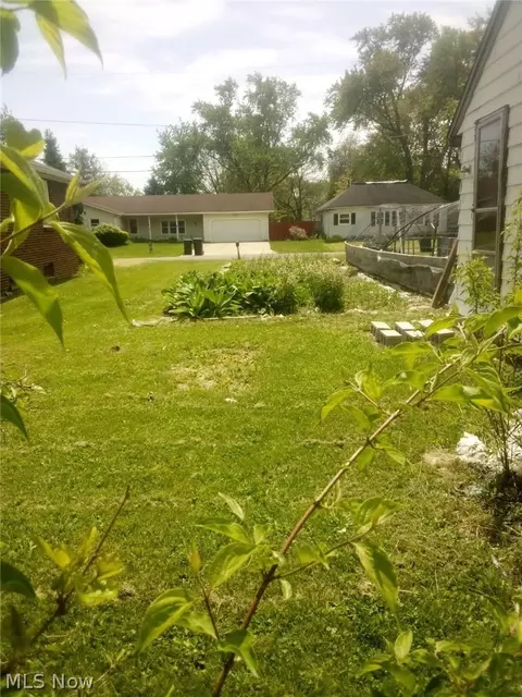 Exterior - 731 16th St, Elyria, OH 44035 photo 4 of 7