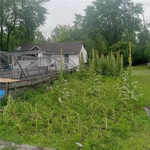 Exterior - 731 16th St, Elyria, OH 44035 photo 5 of 7