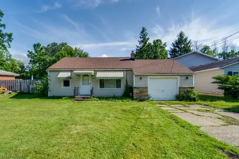 1064 Orchard Ave, Aurora, OH 44202