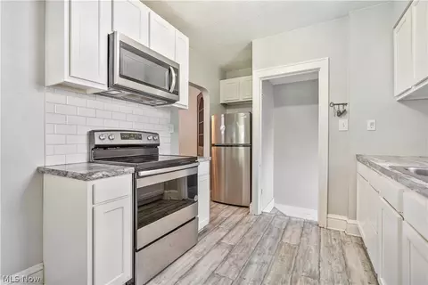 Entry Way - 931 Dan St, Akron, OH 44310 photo 1 of 5