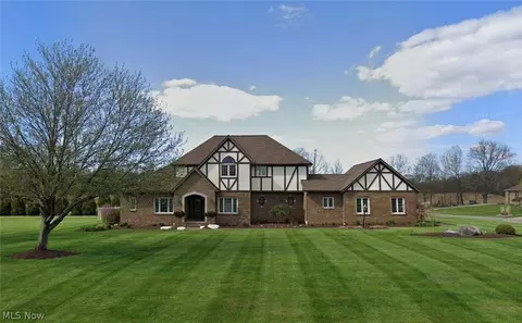 1437 Suffield Oaks Ln, Mogadore, OH 44260