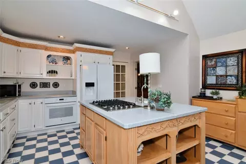 Kitchen - 10370 Pinecrest Rd, Concord Twp, OH 44077 photo 5 of 6