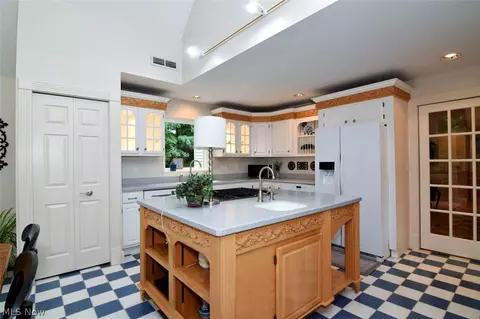 Kitchen - 10370 Pinecrest Rd, Concord Twp, OH 44077 photo 4 of 6