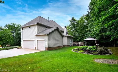 Exterior - 10370 Pinecrest Rd, Concord Twp, OH 44077 photo 4 of 10