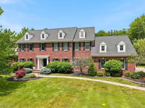 8320 Woodberry Blvd, Chagrin Falls, OH 44023