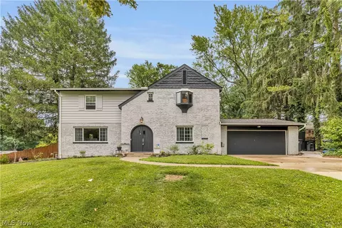 607 Castle Blvd, Akron, OH 44313