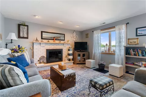 Living - 1614 W Park Ave NW, Canton, OH 44708 photo 2 of 3
