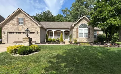 1052 Arrowhead Dr, Vermilion, OH 44089
