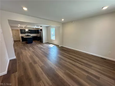 Living - 78 Prospect St, Struthers, OH 44471 photo 2 of 3