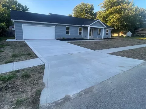 938 East Dr, Sheffield Lake, OH 44054