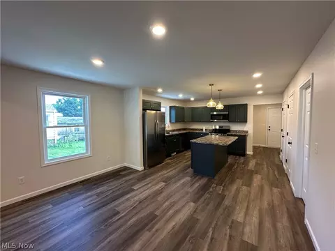 Living - 434 8th St, Struthers, OH 44471 photo 2 of 2