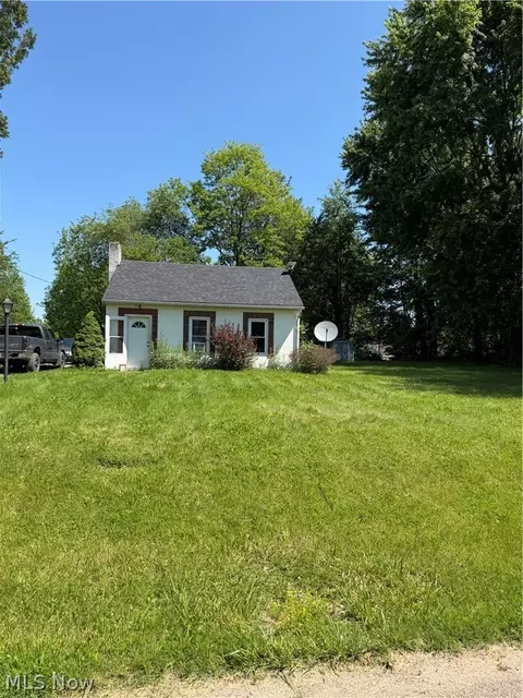 465 2nd St SW, Brewster, OH 44613