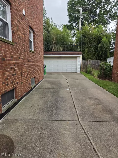 472 E 222nd St, Euclid, OH 44123 photo 3