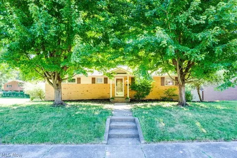 904 Woodside Ave SE, North Canton, OH 44720