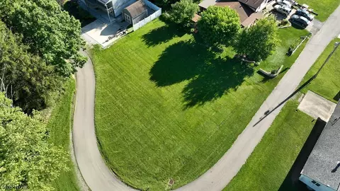 6054 W Lakeside Dr SW, Sherrodsville, OH 44675