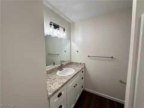 Bath - 363 Sexton St, Struthers, OH 44471 photo 2 of 3
