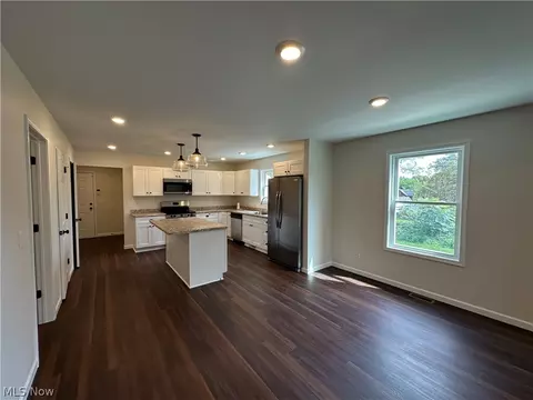 Living - 363 Sexton St, Struthers, OH 44471 photo 2 of 3