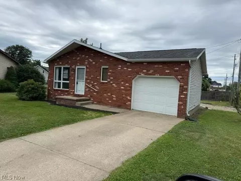 880 Ray Ave NE, New Philadelphia, OH 44663