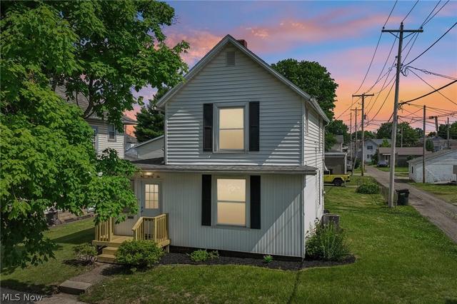 922 Pine St, Coshocton, OH 43812